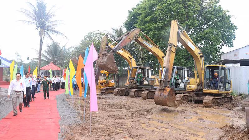 Phương tiện cơ giới thi công các hạng mục công trình dự án hạ tầng hồ chứa nước ngọt Láng Thé, tỉnh Trà Vinh.