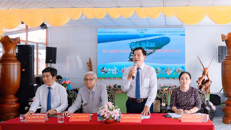 Giám đốc Sở Văn hóa, Thể thao và Du lịch tỉnh Trà Vinh Dương Hoàng Sum phát biểu tại buổi tọa đàm.