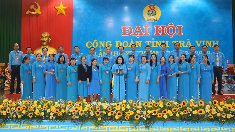 Ban Chấp hành Liên đoàn Lao động tỉnh Trà Vinh khóa 11 ra mắt tại đại hội. 