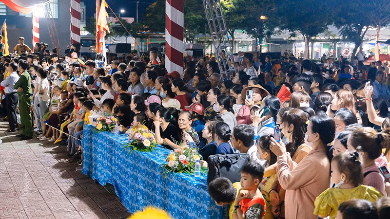 Đông đảo khán giả đến xem, cổ vũ cho các đội thi.