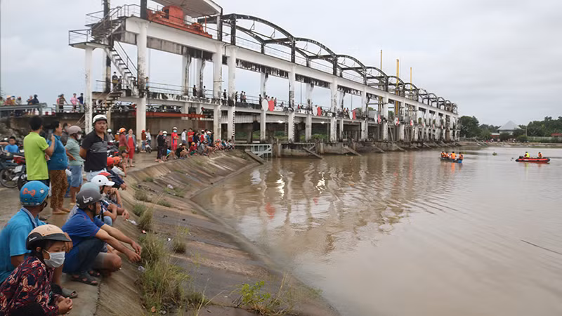 Đông đảo người dân xã Đại Phước, huyện Càng Long có mặt tại hiện trường sau khi 2 học sinh tắm sông bị mất tích.