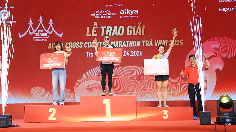 Các vận động viên đạt thành tích cao ở đường chạy 21km, hạng mục dành cho nữ nhận thưởng.