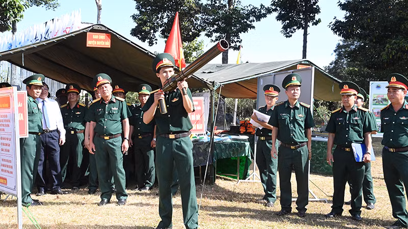 Đại biểu tham quan mô hình học cụ trưng bày trong lễ ra quân huấn luyện.