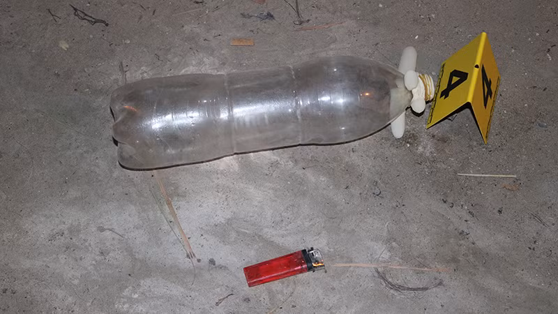 Tang vật đối tượng Dương Quốc Trung dùng để tưới xăng đốt mẹ ruột. Tang vật đối tượng Dương Quốc Trung dùng để tưới xăng đốt mẹ ruột.