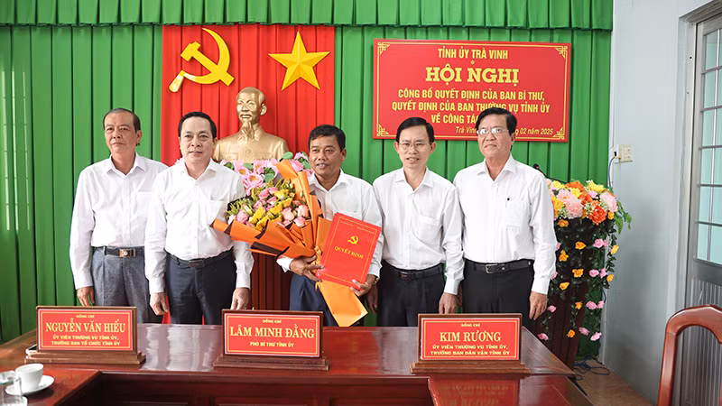 Đồng chí Kim Rương nhận các quyết định của Ban Bí thư Trung ương Đảng, Ban Thường vụ Tỉnh ủy Trà Vinh.