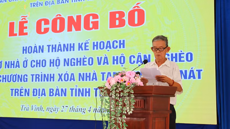 Đại diện hộ nghèo, cận nghèo được hỗ trợ xây mới, sửa chữa nhà tỉnh Trà Vinh phát biểu tại buổi lễ.