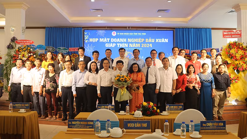 Đại diện doanh nghiệp chụp ảnh lưu niệm cùng lãnh đạo Tỉnh ủy, Ủy ban nhân dân tỉnh Trà Vinh.