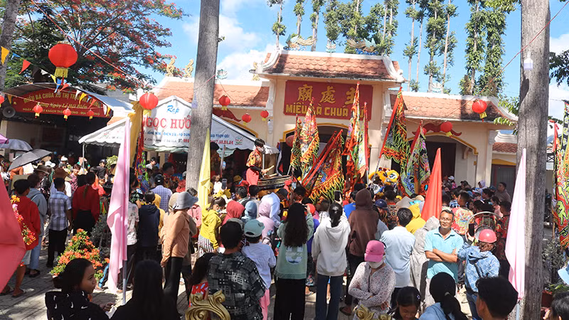 Tiết mục múa lân phục vụ ngư dân tại miếu Bà Chúa Xứ, thị trấn Mỹ Long, huyện Cầu Ngang. Tiết mục múa lân phục vụ ngư dân tại miếu Bà Chúa Xứ, thị trấn Mỹ Long, huyện Cầu Ngang.