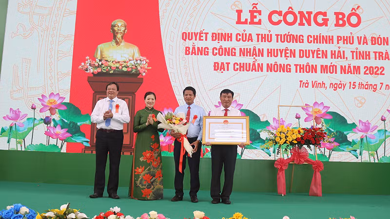 Đại diện lãnh đạo Huyện ủy, Ủy ban nhân dân huyện Duyên Hải nhận Bằng công nhận huyện đạt chuẩn nông thôn mới.