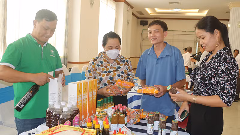 Nhân viên Công ty TNHH Trà Vinh Fram giới thiệu các sản phẩm mật hoa dừa, đường hoa dừa.