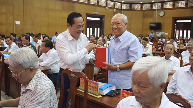 Lãnh đạo Tỉnh ủy tặng sách cho đại biểu dự Hội nghị.