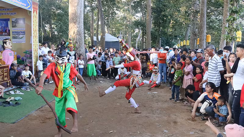 Đông đảo người dân xem múa chằn tại Khu Văn hóa, du lịch ao Bà Om, phường 8, thành phố Trà Vinh.