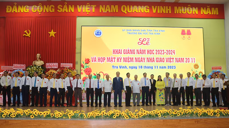 Đại biểu dự lễ khai giảng chụp ảnh lưu niệm cùng cán bộ, viên chức Trường Đại học Trà Vinh.