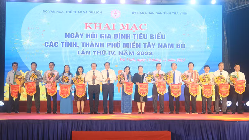 Đại diện lãnh đạo Sở Văn hóa, Thể thao và Du lịch các tỉnh, thành phố nhận cờ lưu niệm.