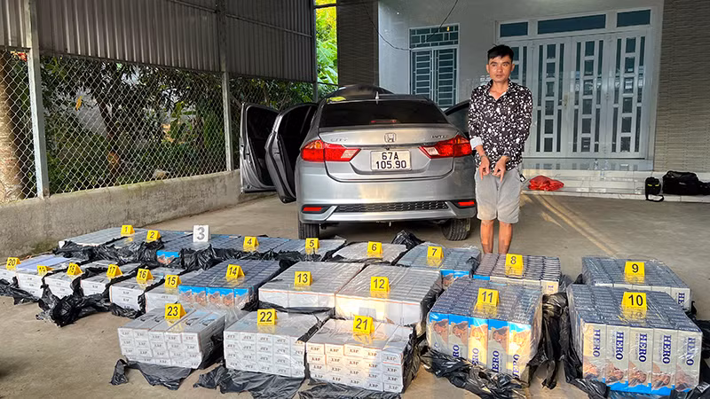 Đối tượng Huỳnh Văn Bổn cùng tang vật thuốc lá nhập lậu.