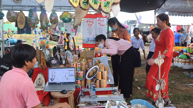 Người dân xã Long Hữu, thị xã Duyên Hải tham quan các gian hàng trưng bày hàng Việt Nam.