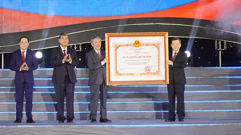 Đảng bộ, chính quyền và nhân dân tỉnh Trà Vinh vinh dự đón nhận Huân chương Hồ Chí Minh.