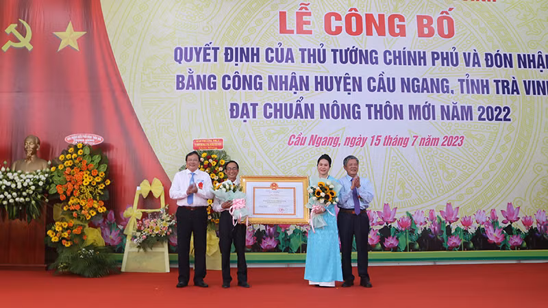 Đại diện lãnh đạo Huyện ủy, Ủy ban nhân dân huyện Cầu Ngang nhận Bằng công nhận huyện đạt chuẩn nông thôn mới.