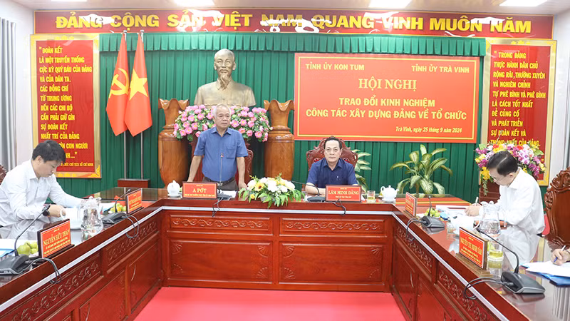 Phó Bí thư Thường trực Tỉnh ủy Kon Tum A Pớt, phát biểu tại buổi làm việc với lãnh đạo Tỉnh ủy Trà Vinh.