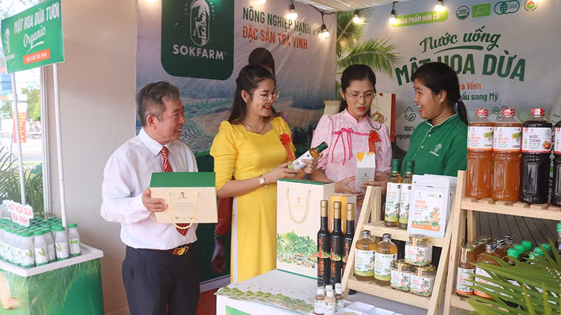 Đại biểu tìm hiểu sản phẩm "Mật hoa dừa Organic Sokfarm" đạt hạng OCOP 5 sao của huyện Tiểu Cần.