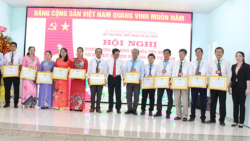 Đại diện các gia đình văn hóa tiêu biểu nhận giấy khen tại buổi họp mặt.