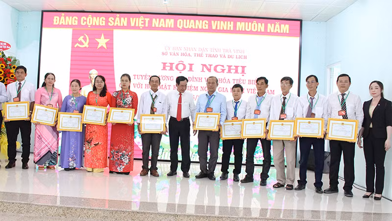 Đại diện các gia đình văn hóa tiêu biểu nhận giấy khen tại buổi họp mặt.