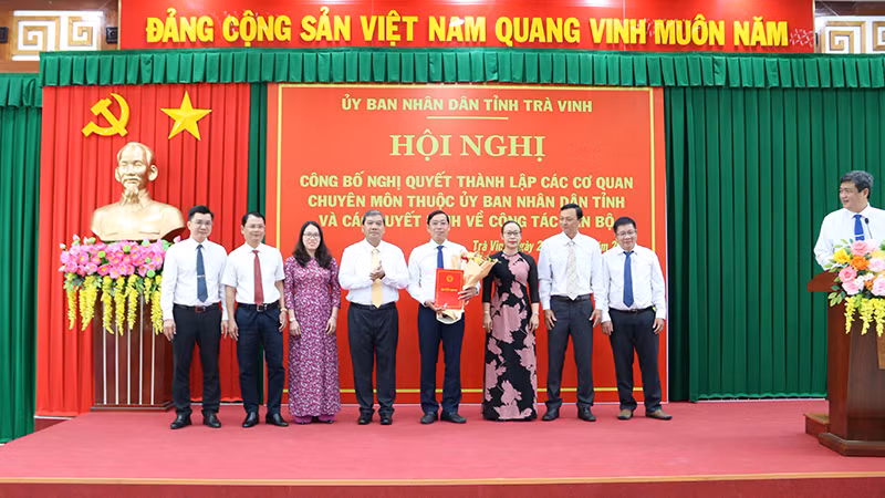 Lãnh đạo Sở Tài chính tỉnh Trà Vinh nhận quyết định thành lập cơ quan.