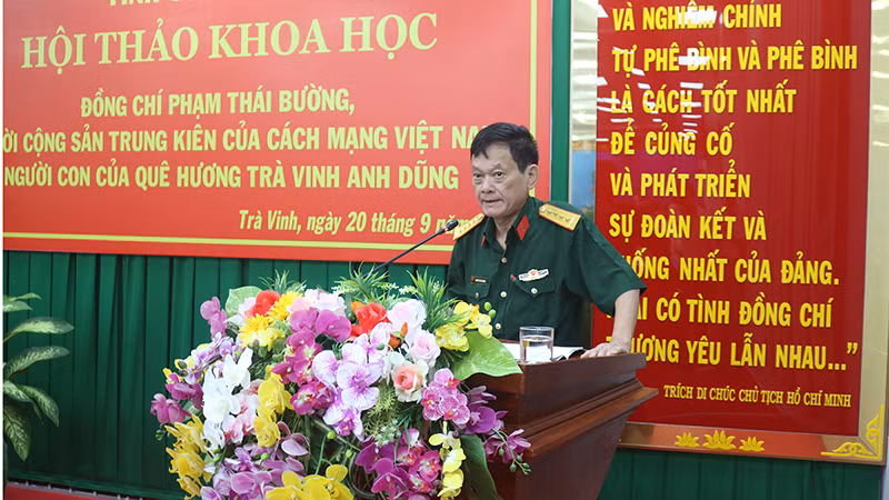 Đại tá, Tiến sĩ Nguyễn Văn Quang, nguyên Trưởng Phòng Quản lý khoa học Viện Lịch sử Quân sự Việt Nam, Bộ Quốc phòng trình bày tham luận.