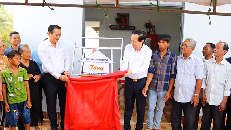 Thực hiện nghi thức bàn giao nhà cho hộ gia đình bà Thạch Thị Sa Tụm, xã Lương Hòa, huyện Châu Thành, tỉnh Trà Vinh.