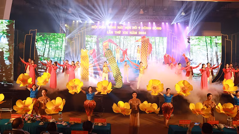 Tiết mục tốp ca múa tại hội diễn "Tiếng hát hẹn hò 9 dòng sông". 