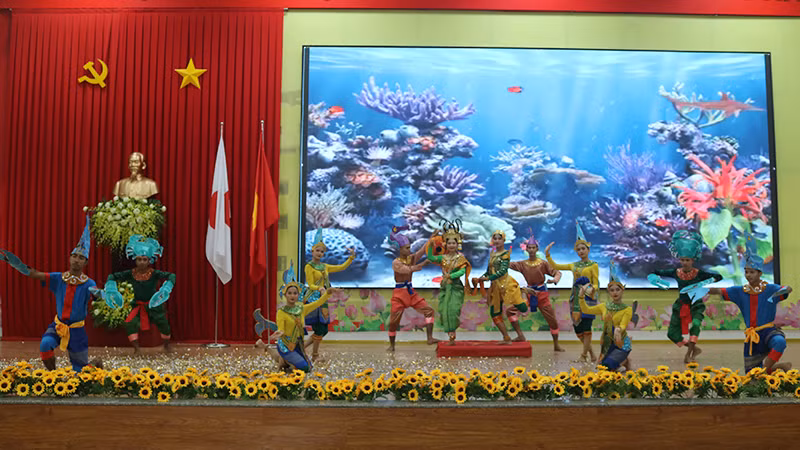 Tiết mục múa cổ điển dân tộc Khmer do đội múa của Trường đại học Trà Vinh biểu diễn.