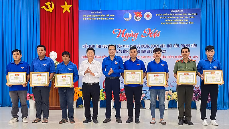 Cán bộ, đoàn viên, thanh niên tiêu biểu trong phong trào hiến máu tình nguyện nhận Bằng khen của Tỉnh đoàn Trà Vinh.
