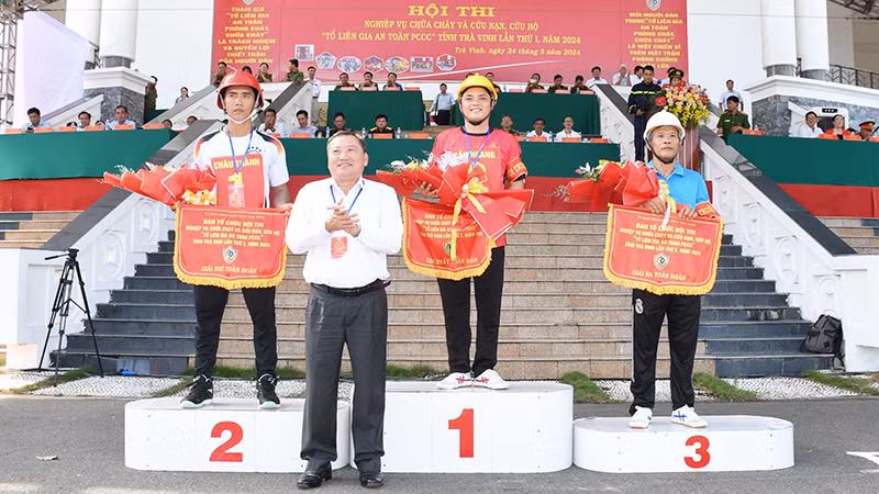 Đại diện các Tổ liên gia an toàn phòng cháy, chữa cháy các huyện Cầu Ngang, Châu Thành, Tiểu Cần nhận giải.