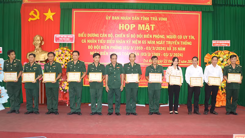 Đại diện tập thể, cá nhân có thành tích xuất sắc trong công tác quản lý, bảo vệ chủ quyền, an ninh biên giới nhận giấy khen.