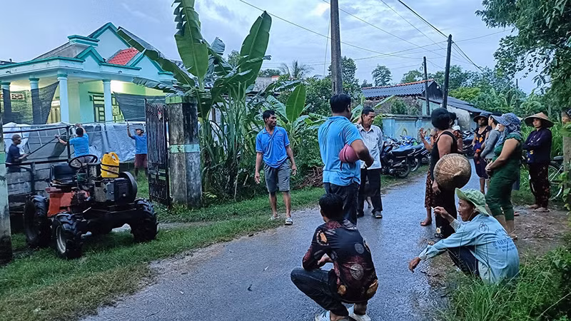 Người dân địa phương xót thương, chia buồn cùng gia đình có trẻ em tử vong vì đuối nước.