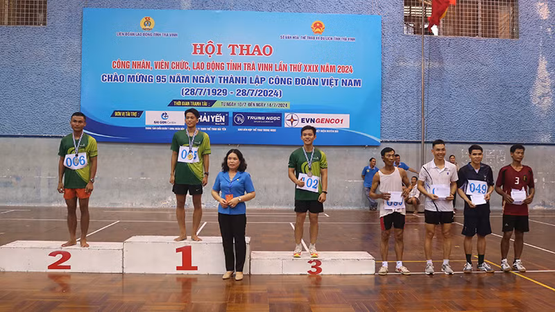 Các vận động viên đoạt giải môn thi chạy việt dã được biểu dương, trao thưởng.