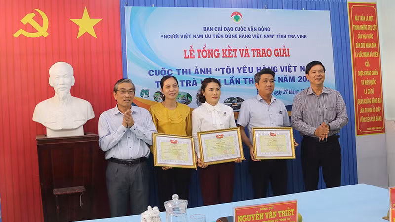 Các tác giả có tác phẩm đạt giải cuộc thi được biểu dương, khen thưởng.