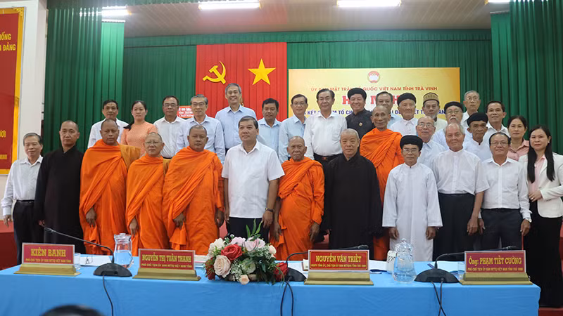 Đại biểu dự Hội nghị tổng kết 20 năm tổ chức Ngày hội Đại đoàn kết toàn dân tộc chụp ảnh lưu niệm.