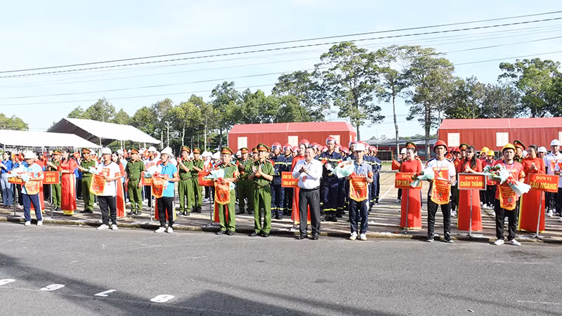 Tổ liên gia an toàn phòng cháy, chữa cháy các huyện, thị xã, thành phố tham dự hội thi.