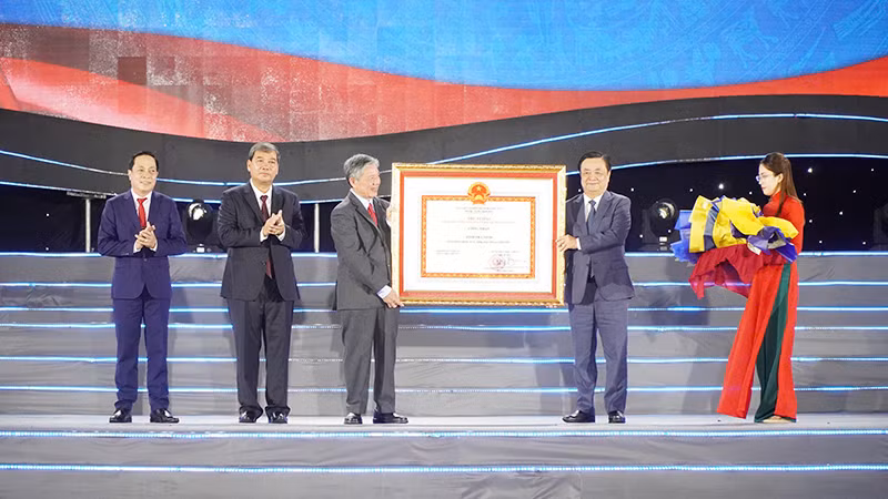 Tỉnh ủy Trà Vinh đón nhận Bằng công nhận hoàn thành nhiệm vụ xây dựng nông thôn mới.