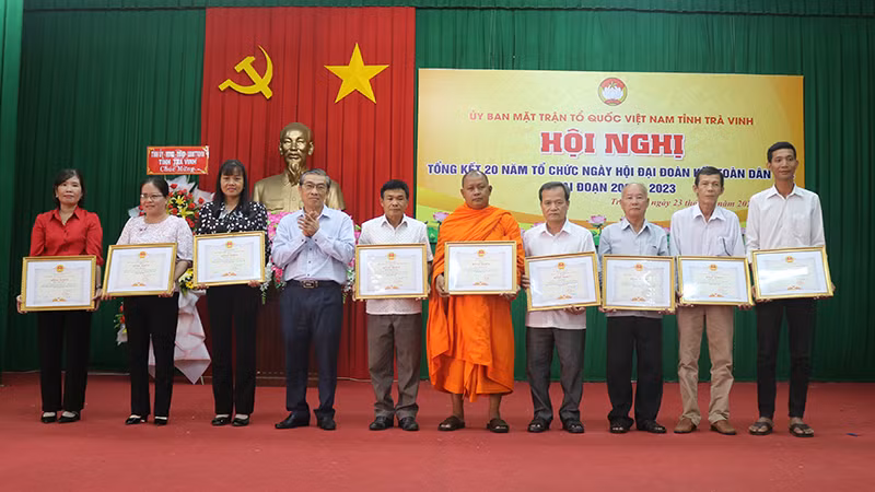 Các cá nhân có thành tích xuất sắc trong việc tổ chức Ngày hội Đại đoàn kết toàn dân tộc nhận Bằng khen của Ủy ban nhân dân tỉnh Trà Vinh.