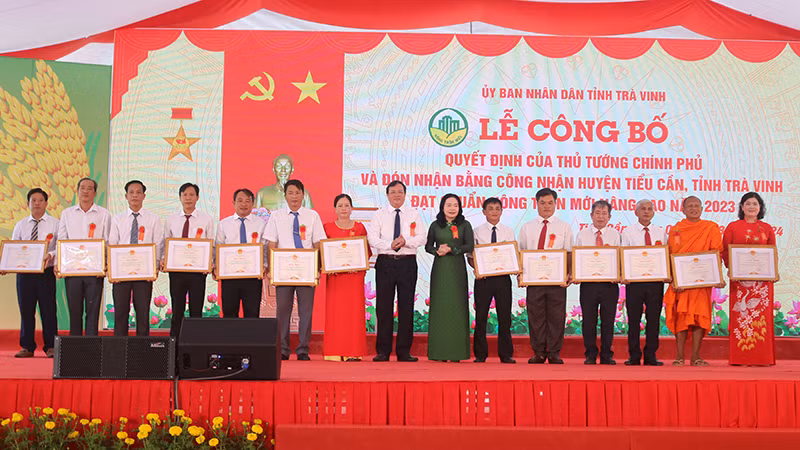 Đại diện các tập thể có nhiều đóng góp trong xây dựng nông thôn mới nâng cao của huyện Tiểu Cần nhận Bằng khen của Ủy ban nhân dân tỉnh Trà Vinh.