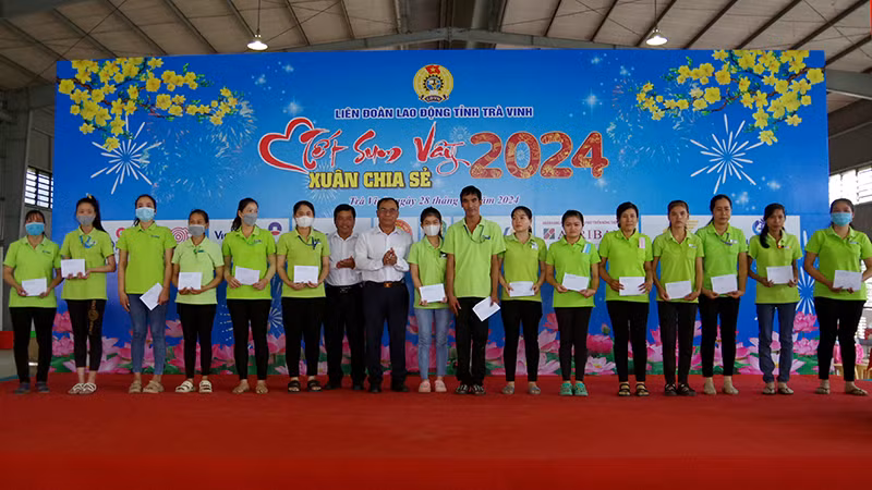 Công nhân, lao động có hoàn cảnh khó khăn nhận quà Tết.