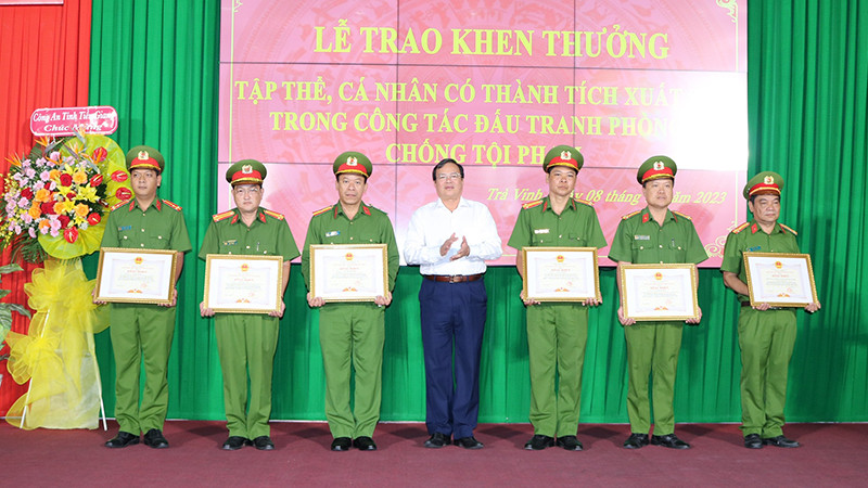 Đại diện tập thể, các cá nhân có thành tích xuất sắc điều tra, phá án nhận Bằng khen của Ủy ban nhân dân tỉnh Trà Vinh.