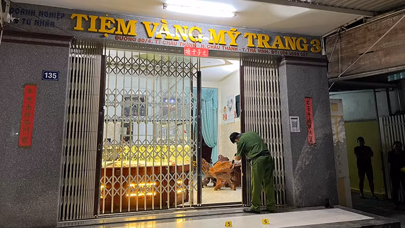 Công an tỉnh Trà Vinh triển khai khám nghiệm hiện trường.