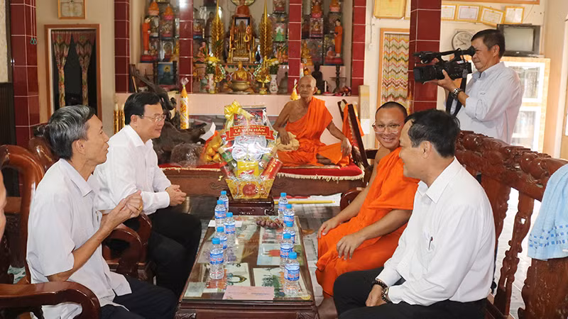 Lãnh đạo Ủy ban nhân dân tỉnh thăm, tặng quà chùa Mé Láng, thị trấn Định An, huyện Trà Cú, tỉnh Trà Vinh.