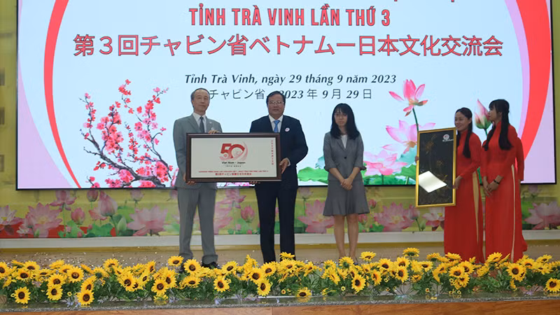 Ủy ban nhân dân tỉnh Trà Vinh trao quà lưu niệm cho Tổng Lãnh sự Nhật Bản tại Thành phố Hồ Chí Minh.