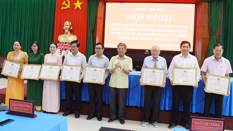 Đại diện tập thể có thành tích xuất sắc trong công tác giáo dục và đào tạo nhận Bằng khen của Ủy ban nhân dân tỉnh Trà Vinh.