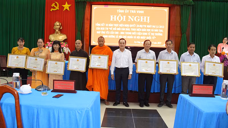 Các cá nhân có thành tích xuất sắc trong công tác giáo dục và đào tạo nhận Bằng khen của Ủy ban nhân dân tỉnh Trà Vinh.