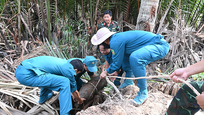 Lực lượng công binh tỉnh Trà Vinh xử lý quả bom chưa nổ, rỉ sét tại xã Hòa Tân, huyện Cầu Kè.